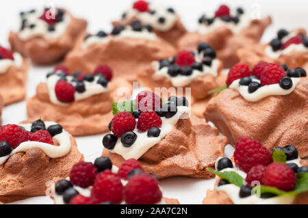 Pavlova Dessert mit Himbeeren und Blaubeeren, Ansicht von oben Stockfoto