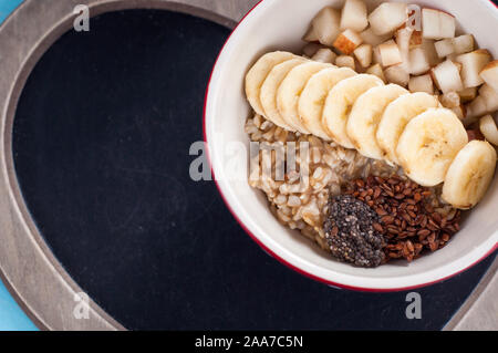 Gesundes Frühstück, Haferflocken, Banane, Birne, Honig, Leinsamen, Chia Samen gesundes Frühstück - Gesundheit und Ernährung Konzept auf dem hölzernen Tisch, bis zu schließen. Stockfoto