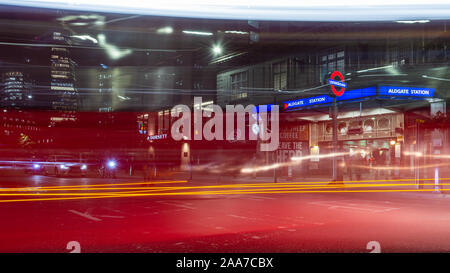 London, England, Großbritannien - 7 November 2019: Ein doppeldecker London Bus und anderen Verkehr bewegt sich entlang der Aldgate Hohe Straße vorbei an der U-Bahn-Station Aldgate Stockfoto