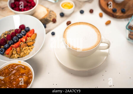 Frühstück Quinoa Porridge mit frischen Früchten in eine Schüssel geben Stockfoto