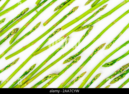 Frischer grüner Spargel schießt Muster, Ansicht von oben. Über weiß isoliert. Stockfoto