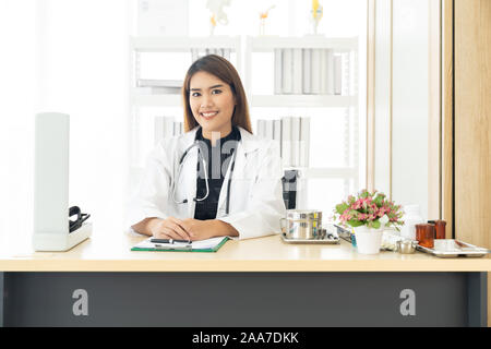 Portrait zuversichtlich Ärztin Arzt sitzt im Untersuchungsraum im Krankenhaus Klinik. Positive Gesichtsausdruck Stockfoto