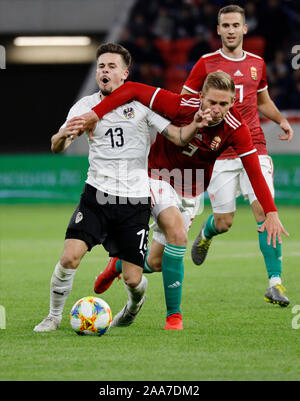 BUDAPEST, Ungarn - 18. NOVEMBER: (L-R) Christoph Halper Österreichs U21 wird von Zsombor Nagy in Ungarn U21 vor matyas Tajti von Ungarn U21 während der internationalen Freundschaftsspiel zwischen Ungarn und Österreich U21-U21 in Puskas Arena herausgefordert, am 18. November 2019 in Budapest, Ungarn. Stockfoto