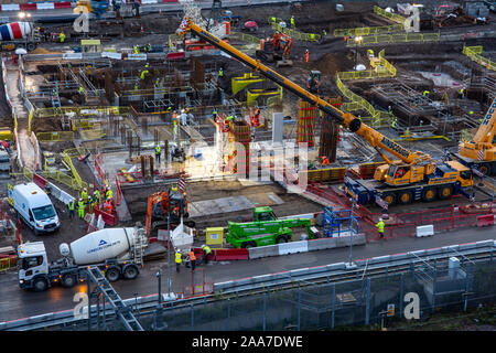 London, England, Großbritannien - 4. November 2019: Bauherren Beton auf einer Baustelle im Olympischen Park gießen während der Regeneration des Stratford neighbo Stockfoto