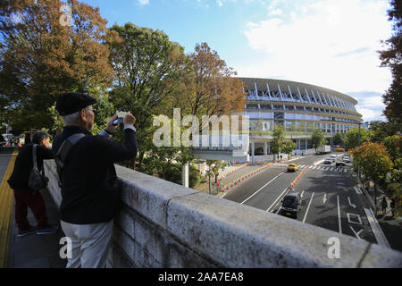 November 20, 2019, Tokyo, Japan: die Menschen nehmen Bilder des neuen National Stadium, die Bauarbeiten beendet hat, nach Japan Sport Council (JSC). Gestern, die AG angekündigt, Einrichtungen der neuen National Stadium, einschließlich das Feld, Sitze und Fußgänger Decks rund um das Stadion, die abgeschlossen sind und für die Behörden Inspektion bereit am 30. November. Der Veranstaltungsort ist der Kaiser Fussball-WM Finale am 1. Januar als erste öffentliche Sportveranstaltungen sowie die Eröffnungs- und Abschlussfeier der Tokyo 2020 die Olympischen und Paralympischen Spiele zu hosten. (Bild: © Rodrig Stockfoto