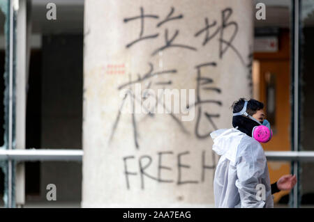 Ein Graffiti lesen ' Müll Principal. Kostenlose HK' auf dem Campus gesehen. Belagerung an der Polytechnischen Universität. Die Polizei in der Umgebung des Campus der Universität nach pro-demokratischen Demonstranten die Cross Harbour Tunnel und die große Straße außerhalb des Campus blockiert. Hongkong protestieren kontinuierlich auf seinen 6 Monate. Einen stadtweiten Streik forderte am Montag, 11. November 2019 begonnen, die Teile von Hong Kong zu stoppen als MTR-Stationen geschlossen und mehrere Straßensperren errichtet wurden. Hong Kong, 17.11.2019 Stockfoto