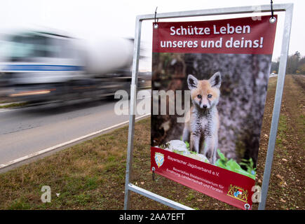 20 November 2019, Bayern, Vaterstetten: Eine neue wildlife Warnschild mit der Aufschrift chütze Leben - unseres und deins" (Schutz des Lebens - unser und Ihr) auf der Kreisstraße EBE17 befindet Wildlife, um Unfälle zu vermeiden. Foto: Sven Hoppe/dpa Stockfoto