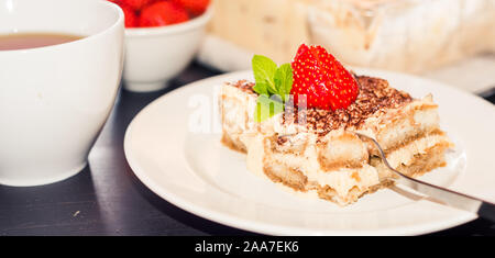 Hausgemachtes Tiramisu Kuchen mit Erdbeeren italienische Küche eingerichtet, Stockfoto