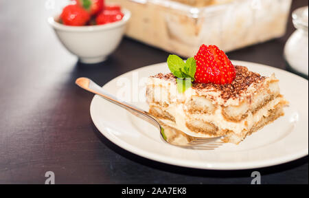 Hausgemachtes Tiramisu Kuchen mit Erdbeeren und Mascarpone. Stockfoto