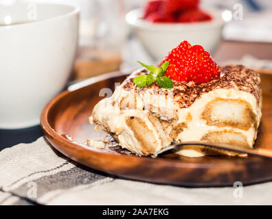 Hausgemachtes Tiramisu Kuchen mit Erdbeeren italienische Küche eingerichtet, Stockfoto