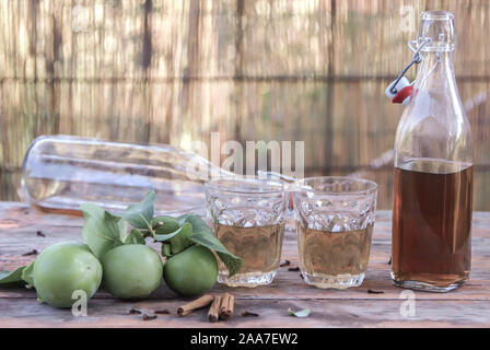 Apfelsaft in Flaschen abgefüllt. Immer noch leben, von achtlos verstreut halb leeren Flaschen mit Apfelessig. Zusammensetzung mit Brille, Dekorationen Zimt Stockfoto