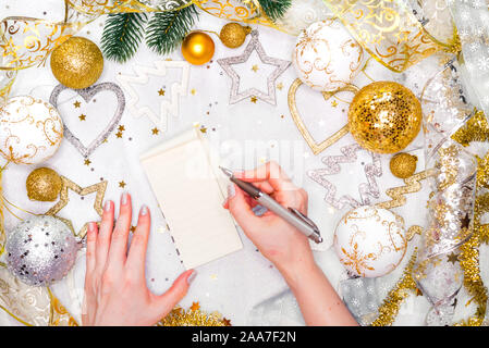 Urlaub Dekorationen und Notebook mit 2018 Ziele auf weißem rustikalen Tisch, flacher Stil legen. Weihnachten Planung Konzept. Stockfoto