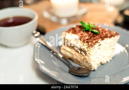 Italienische Tiramisu Dessert Tiramisu Dessert auf einem porzellanteller Stockfoto