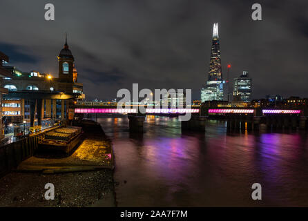 London, England, UK - 14. Oktober 2019: einem südöstlichen Eisenbahn Zug wartet auf der Cannon Street Station Bridge über die Themse neben Walbrook Stockfoto