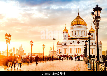 Abendstimmung von einem Sonnenuntergang auf der Patriarchalen Brücke in Moskau in der Nähe von Christus dem Erlöser Kathedrale. Russland. Stockfoto