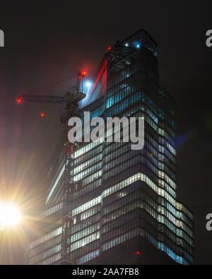 London, England, UK - Oktober 14, 2019: 22 Bishopsgate, ein neues Büro Wolkenkratzer, ist in der Nacht in der City von London Financial District beleuchtet. Stockfoto