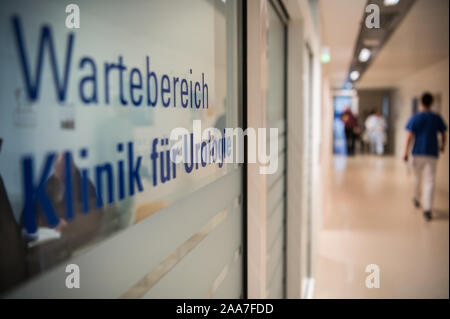 19 November 2019, Hessen, Frankfurt/Main: Ein Mitarbeiter des Universitätsklinikums Frankfurt verläuft der Wartebereich in der Urologie. Foto: Andreas Arnold/dpa Stockfoto