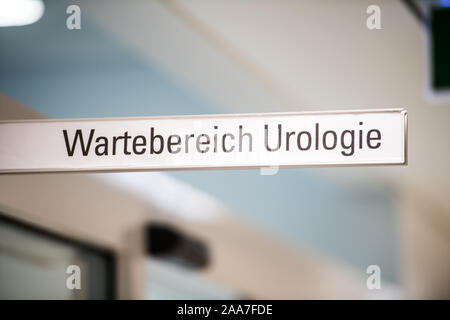 19 November 2019, Hessen, Frankfurt/Main: Ein Zeichen am Uni-Klinikum Frankfurt zeigt den Wartebereich in der Urologie. Foto: Andreas Arnold/dpa Stockfoto