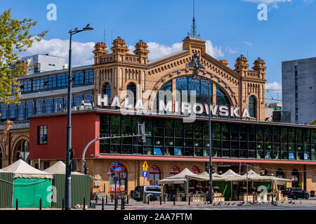 Warschau, Polen - 15. August 2019: Hala Mirowska Markt im historischen Gebäude, Wahrzeichen der Stadt zwischen 1899 und 1901 gebaut Stockfoto