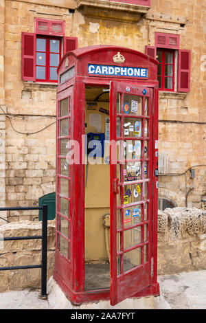 Valletta, Malta - 10. Oktober 2019: Ikonische rote Telefonzelle in der Hauptstadt im Londoner Stil Stockfoto