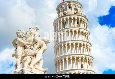 Marmor statue Vor dem Schiefen Turm von Pisa, Piazza dei Miracoli. Stockfoto