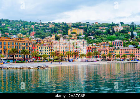 Überfüllten Strand von Santa Margherita Ligure Stadt im Sommer. Blick auf die Bucht. Ligurien, Italien Stockfoto