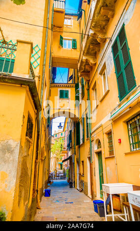 Farbenfrohe Gebäude in Monterosso, Cinque Terre, Italien am sonnigen Tag. Stockfoto