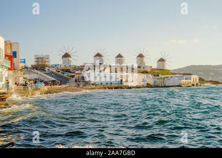 Eine Reihe von Mühlen auf dem Hügel in der Nähe des Meeres auf der Insel Mykonos in Griechenland - die Hauptattraktion der Insel Stockfoto