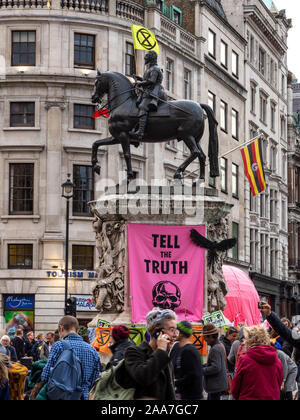 London, England, UK - Oktober 10, 2019: Das Reiterstandbild von Charles I. trägt ein Aussterben Rebellion Flagge während der Proteste in Trafalgar Square in Stockfoto