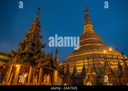 Shwedagon Pagode und seine zahlreichen Kapellen gebadet in Blattgold in Yangon, Myanmar (Burma) vor dem Hintergrund eines dunklen klaren Nachthimmel Stockfoto