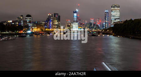 Neue Office Block- und Wohnhaus Wolkenkratzer sind abends beleuchtet unter Baukräne in der Skyline der Vauxhall und neun Elms regener Stockfoto