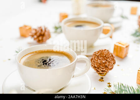 Kreative natürliche Layout aus Winter Dinge mit Kaffeetasse auf Marmor Hintergrund. Flach. Stockfoto