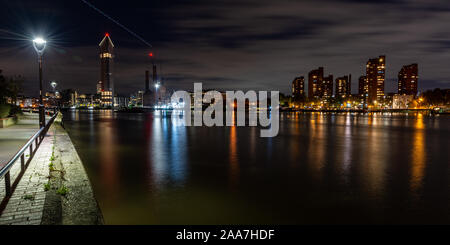 Eine airplanemakes der Ansatz zum Flughafen Heathrow über Battersea Riverside und Chelsea Waterfront auf der Themse in London. Stockfoto