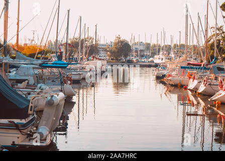 Yacht Club. Yachten vor Anker im Hafen vor dem Hintergrund der untergehenden Sonne. Italienische Provinz. Cesenatico Stockfoto