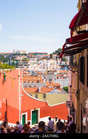 Lissabon, Portugal, 13. SEPTEMBER 2019: Café im Freien auf den alten Straßen von Alfama, mit Blick auf die Baixa Stockfoto