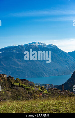Gardasee und Monte Baldo mit Schnee im Herbst, Alpen in der Nähe von Riva del Garda, Canale di Tenno, Provinz Trient, Südtirol, Italien, Europa Stockfoto