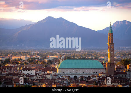 Panoramablick über Vicenza vom Monte Berico mit der Basilika von Palladio Stockfoto