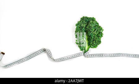 Blatt der gesunden kale Salat auf einem weißen Hintergrund, superfood Stockfoto