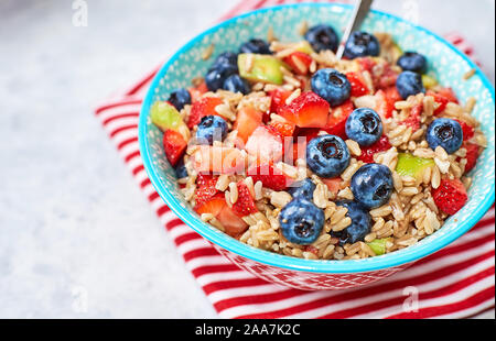 Gesunde hausgemachte Haferflocken mit Beeren zum Frühstück Stockfoto