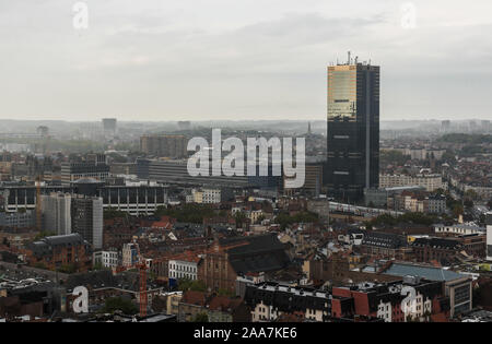 Region Hauptstadt Brüssel/Belgien - 10 16 2019: Luftaufnahme über der Skyline von Brüssel mit wechselnden verregneten und nebligen Wetter Stockfoto