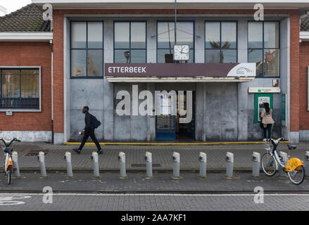 Etterbeek, Region Hauptstadt Brüssel/Belgien - 10 15 2019 - schwarzen Studenten und Pendler zu Fuß durch die regionalen trainwaystation von Etterbeek Stockfoto