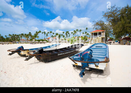 PUNTA CANA, Dominikanische Republik - 23. JUNI 2019: Motorboote am White Sand von Tropical Playa Bavaro in der Sargassosee, Punta Cana, Dominikanische Republik Stockfoto