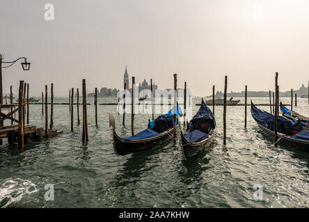 Venedig, Gondeln, die in der venezianischen Lagune günstig (Canale della Giudecca) und die Insel San Giorgio Maggiore. UNESCO-Weltkulturerbe, Italien, Europa Stockfoto