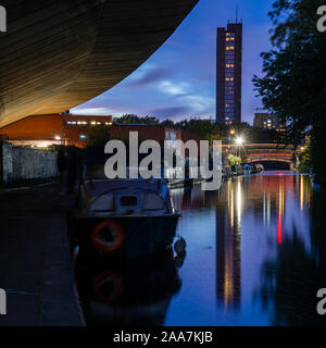 London, England, Großbritannien - 22 September, 2019: Die Sonne hinter dem Trellick Tower und Westway Überführung auf dem Grand Union Canal in West London. Stockfoto