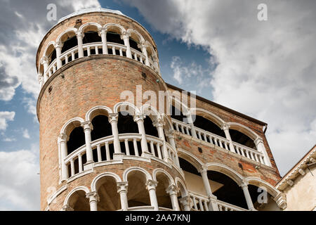 Venedig, Detail der Scala Contarini del Bovolo von Contarini Palace, alte Wendeltreppe, in der Innenstadt. UNESCO-Weltkulturerbe. Venetien, Italien Stockfoto