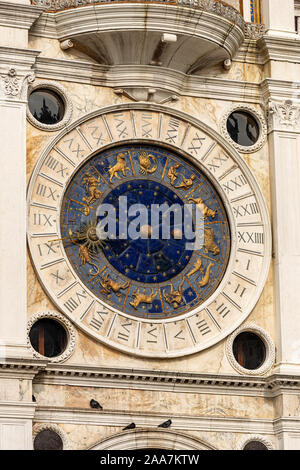 Venedig, in der Nähe der Uhr- und Glockenturm im Stil der Renaissance in San Marco Platz mit den Sternzeichen, UNESCO-Weltkulturerbe, Venetien, Italien Stockfoto