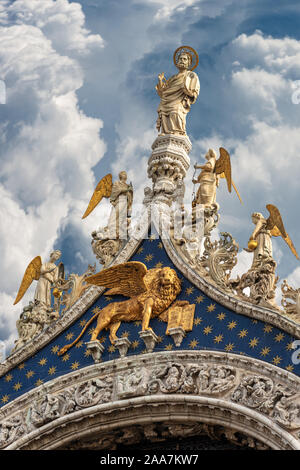 Venedig, die Basilika von San Marco mit der Statue des Evangelisten Markus, golden geflügelten Löwen und Engel. UNESCO-Weltkulturerbe, Venetien, Italien Stockfoto