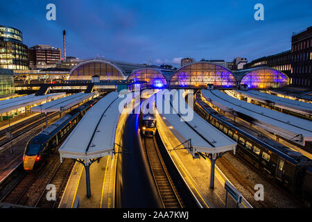 London, England, Großbritannien - 22 September, 2019: Reisezüge stand auf den Bühnen des Londoner Paddington Station in der Abenddämmerung. Stockfoto