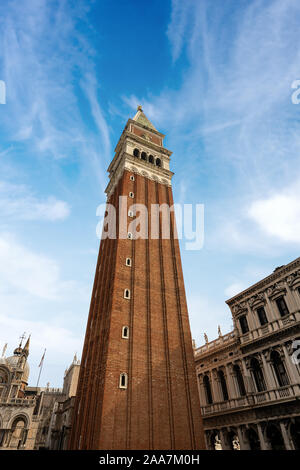 Venedig, Campanile di San Marco (Kirchturm) in St Mark Square, von unten fotografiert. UNESCO-Weltkulturerbe, Venetien, Italien, Europa Stockfoto