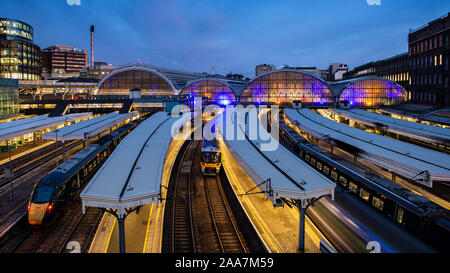 London, England, Großbritannien - 22 September, 2019: Reisezüge stand auf den Bühnen des Londoner Paddington Station in der Abenddämmerung. Stockfoto